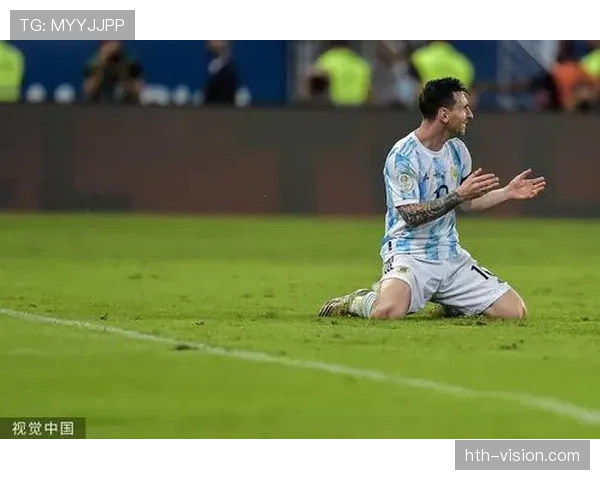 莱万训练完顺手拎走健身房蛋白粉，这自律是真没谁了